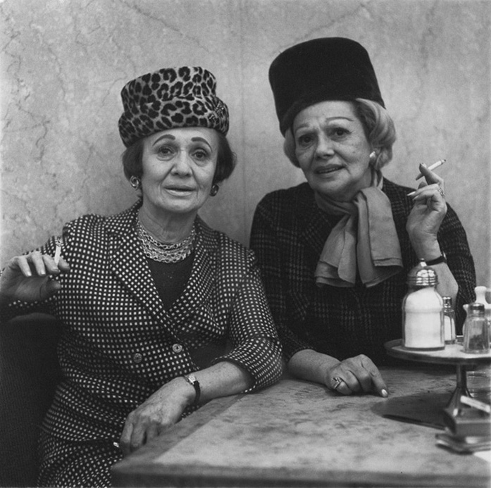 Diane Arbus, Two Ladies at the Automat